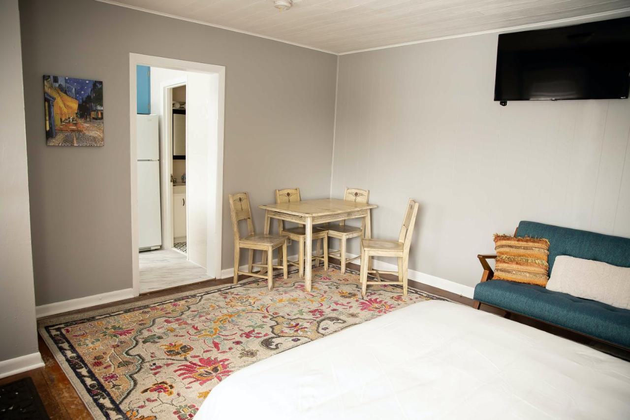 Charming French Studio Apartment Laramie Exterior photo